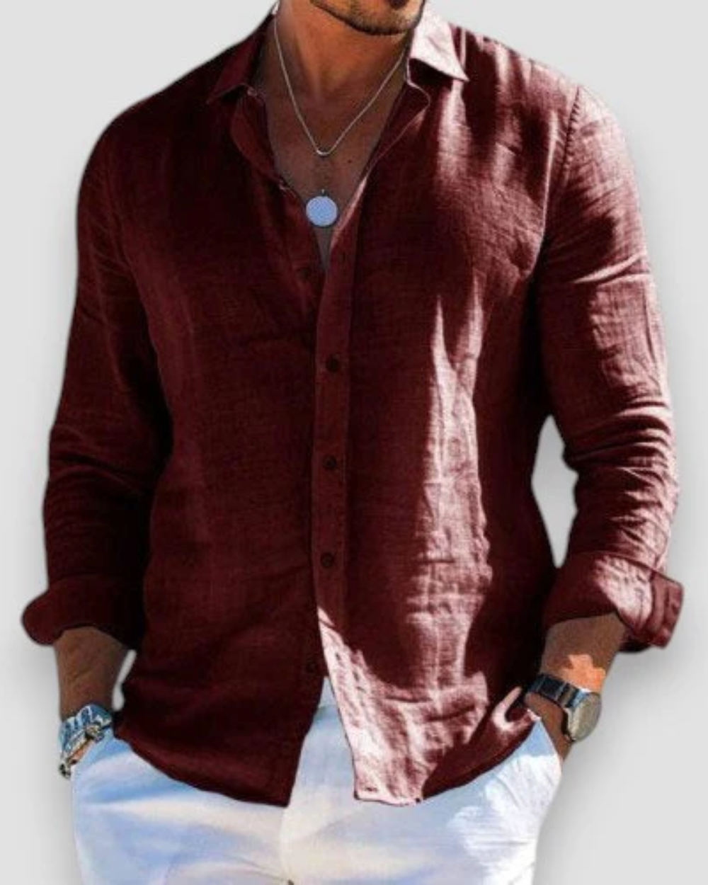 Chemise casual en lin pour homme à coupe ajustée, portée en tenue décontractée