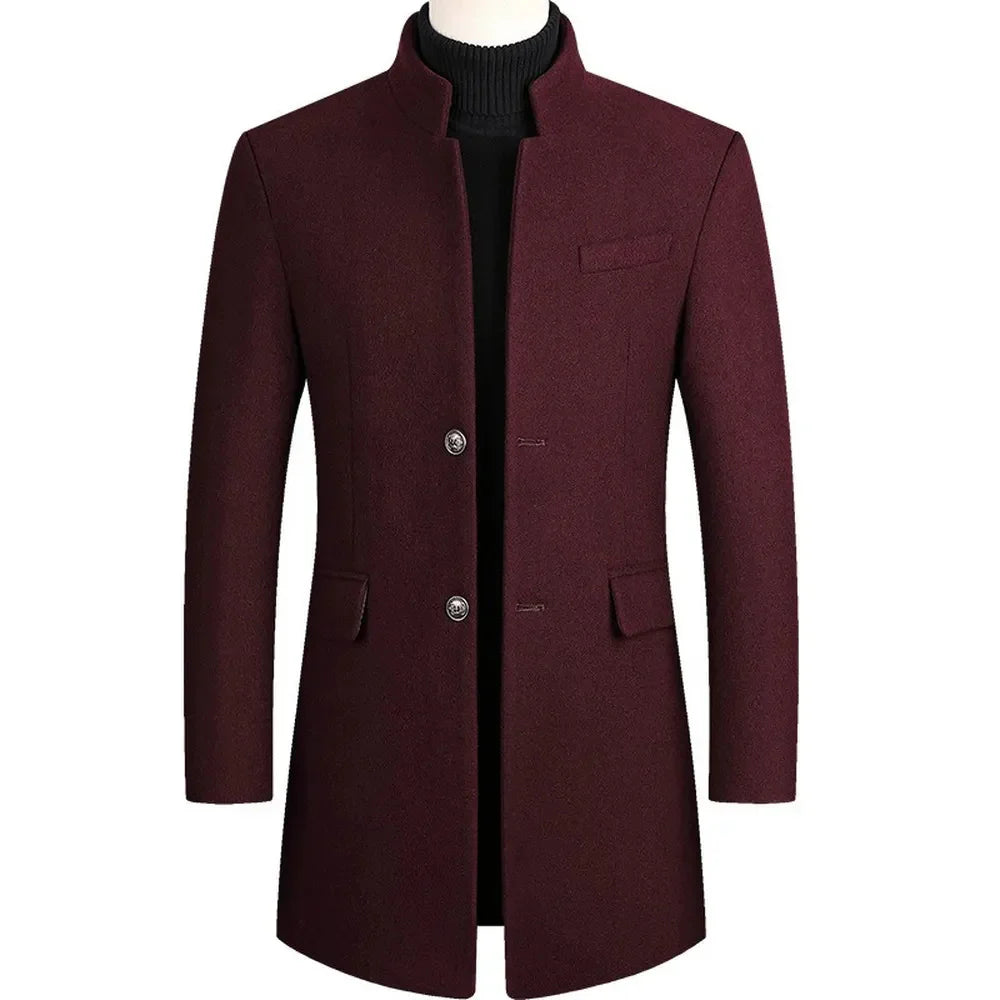 Manteau homme à coupe ajustée, lignes épurées, porté pour une allure élégante