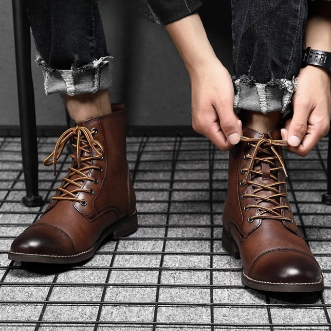 Bottines en cuir patiné pour homme aux coutures nettes et à la semelle robuste