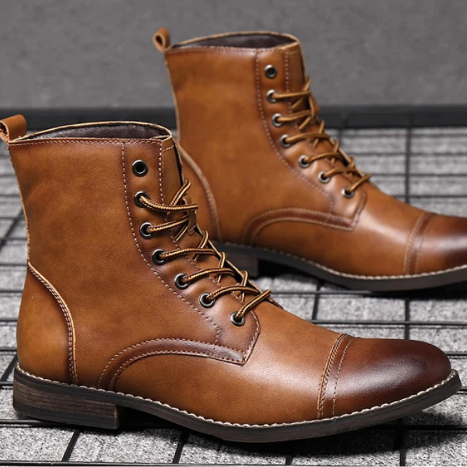Bottines en cuir patiné pour homme aux coutures nettes et à la semelle robuste