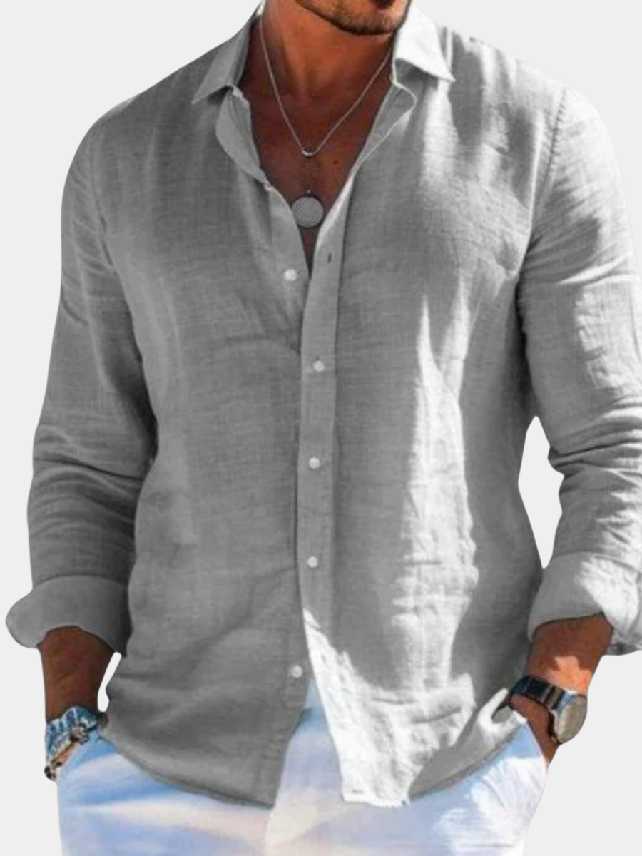 Chemise casual en lin pour homme à coupe ajustée, portée en tenue décontractée