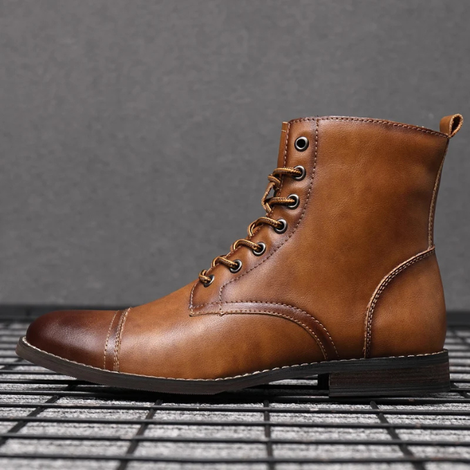 Bottines en cuir patiné pour homme aux coutures nettes et à la semelle robuste