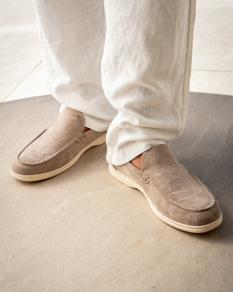 Mocassins en cuir suédé pour homme avec semelle antidérapante et finition artisanale