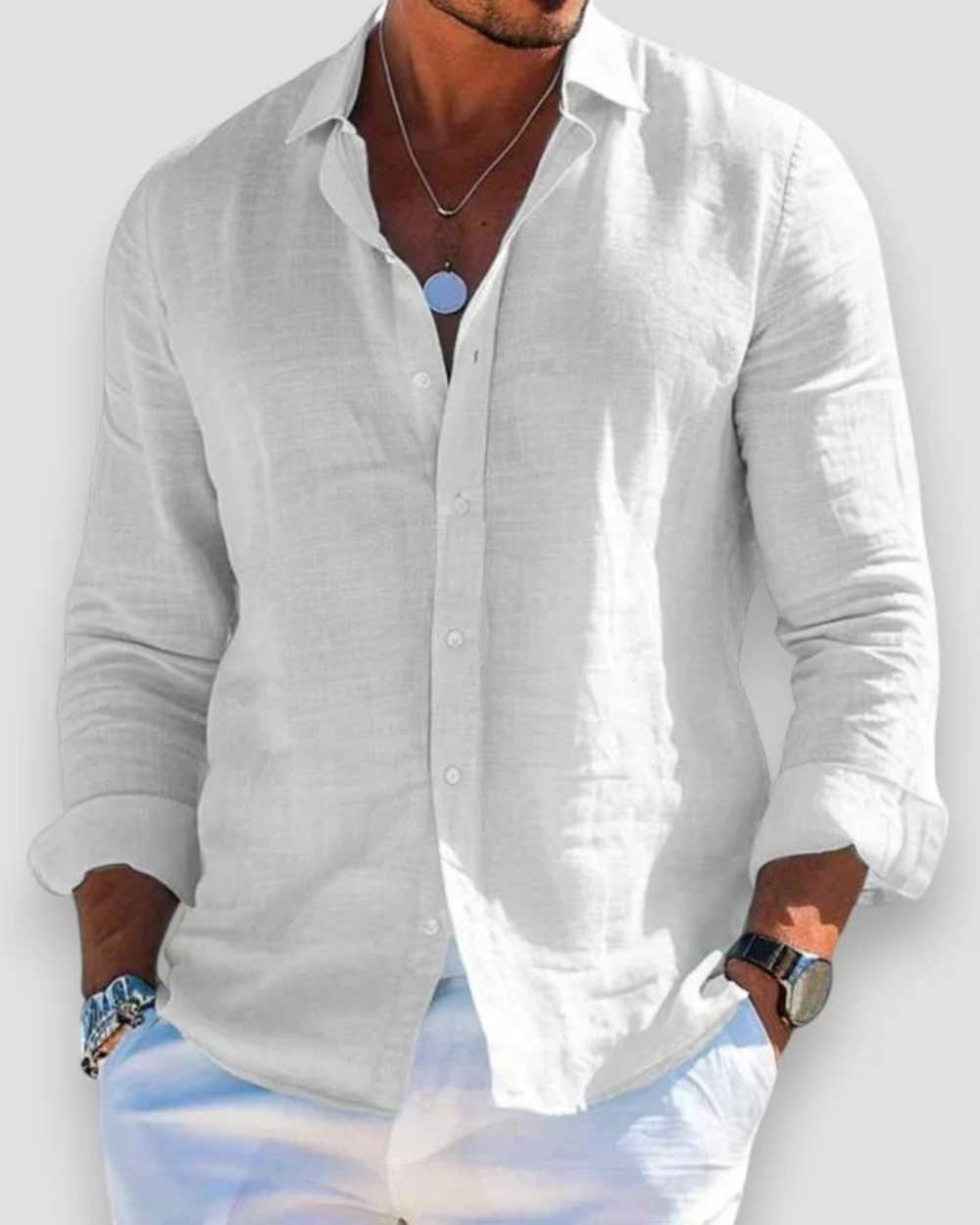 Chemise casual en lin pour homme à coupe ajustée, portée en tenue décontractée