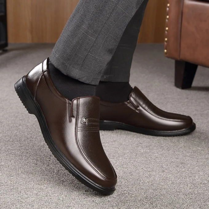 Mocassins en cuir véritable pour homme à enfiler, finition semi-brillante, coloris noir et marron