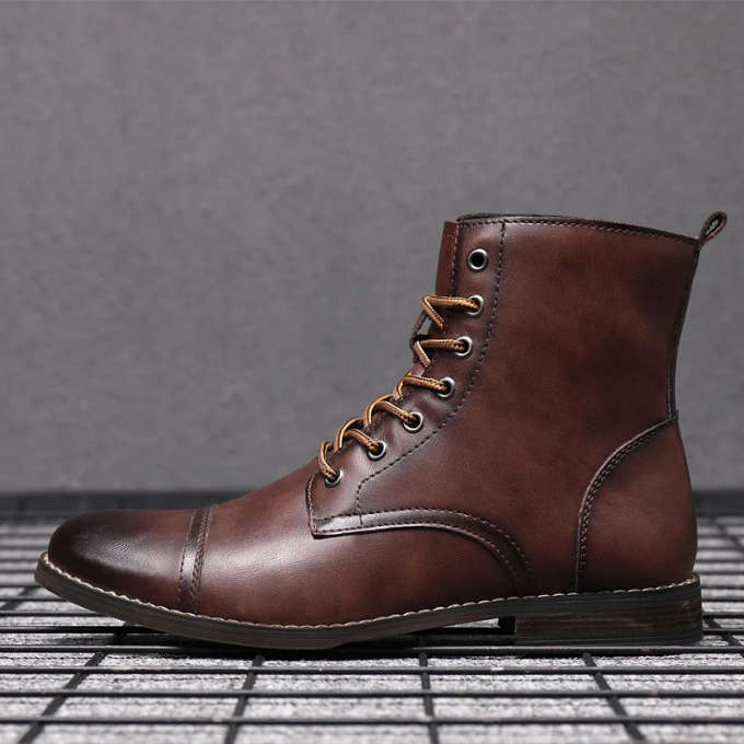 Bottines en cuir patiné pour homme aux coutures nettes et à la semelle robuste