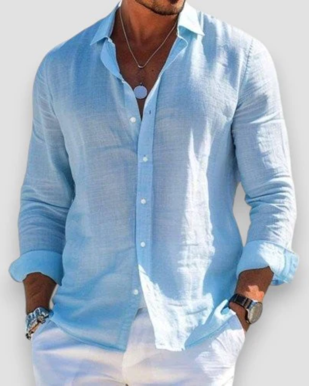 Chemise casual en lin pour homme à coupe ajustée, portée en tenue décontractée