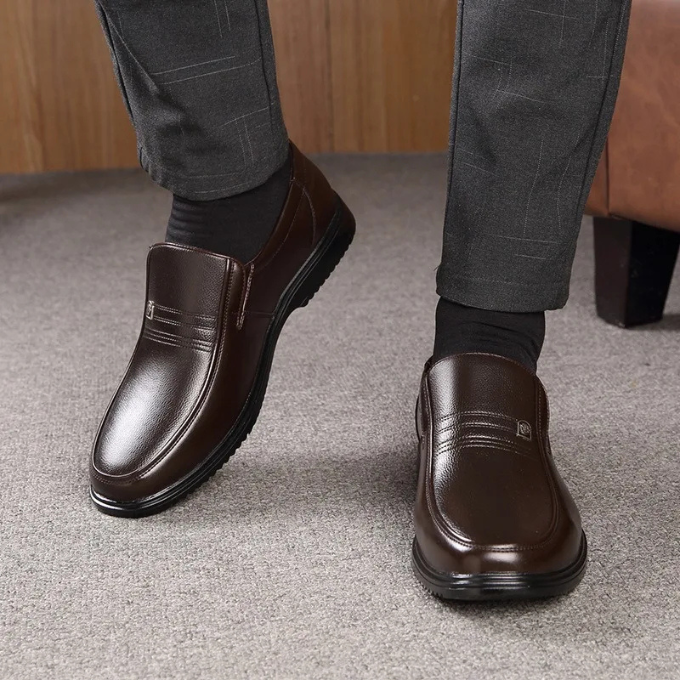 Mocassins en cuir véritable pour homme à enfiler, finition semi-brillante, coloris noir et marron