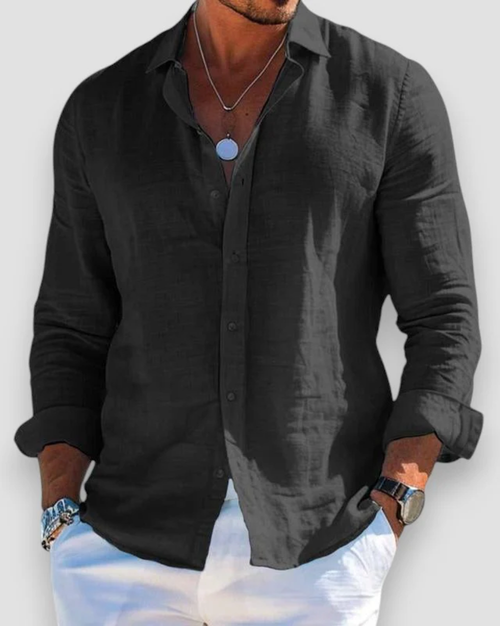 Chemise casual en lin pour homme à coupe ajustée, portée en tenue décontractée