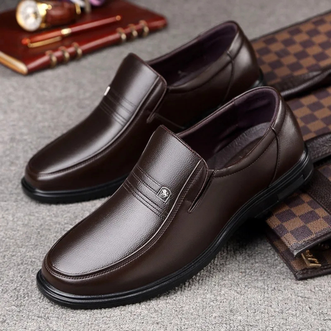 Mocassins en cuir véritable pour homme à enfiler, finition semi-brillante, coloris noir et marron
