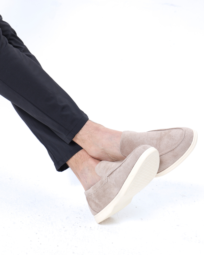 Mocassins en cuir suédé pour homme avec semelle antidérapante et finition artisanale