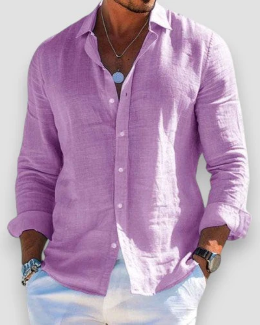 Chemise casual en lin pour homme à coupe ajustée, portée en tenue décontractée