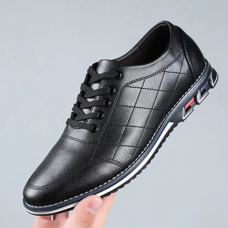 Chaussures élégantes pour homme au design épuré, disponibles en plusieurs coloris