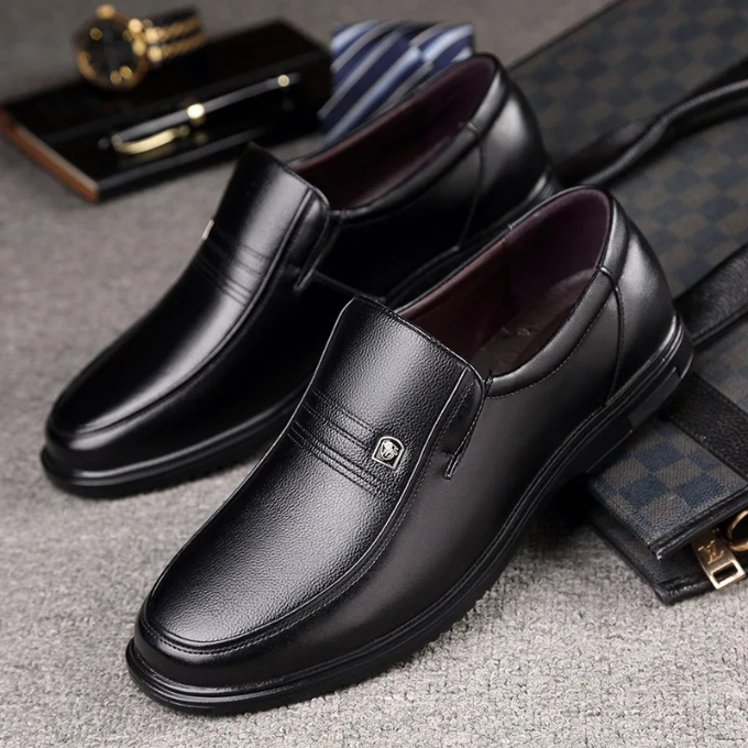 Mocassins en cuir véritable pour homme à enfiler, finition semi-brillante, coloris noir et marron
