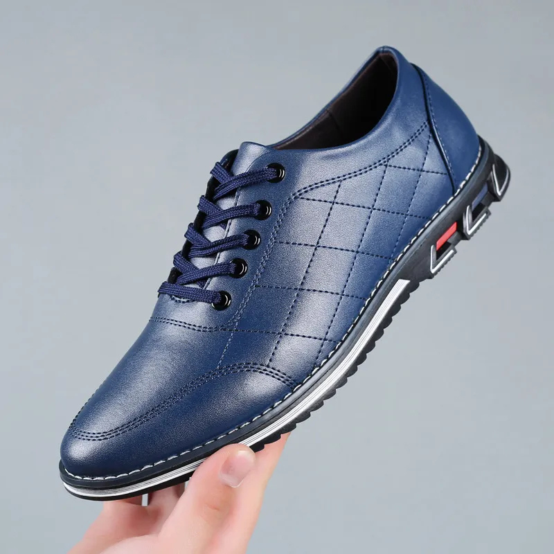 Chaussures élégantes pour homme au design épuré, disponibles en plusieurs coloris
