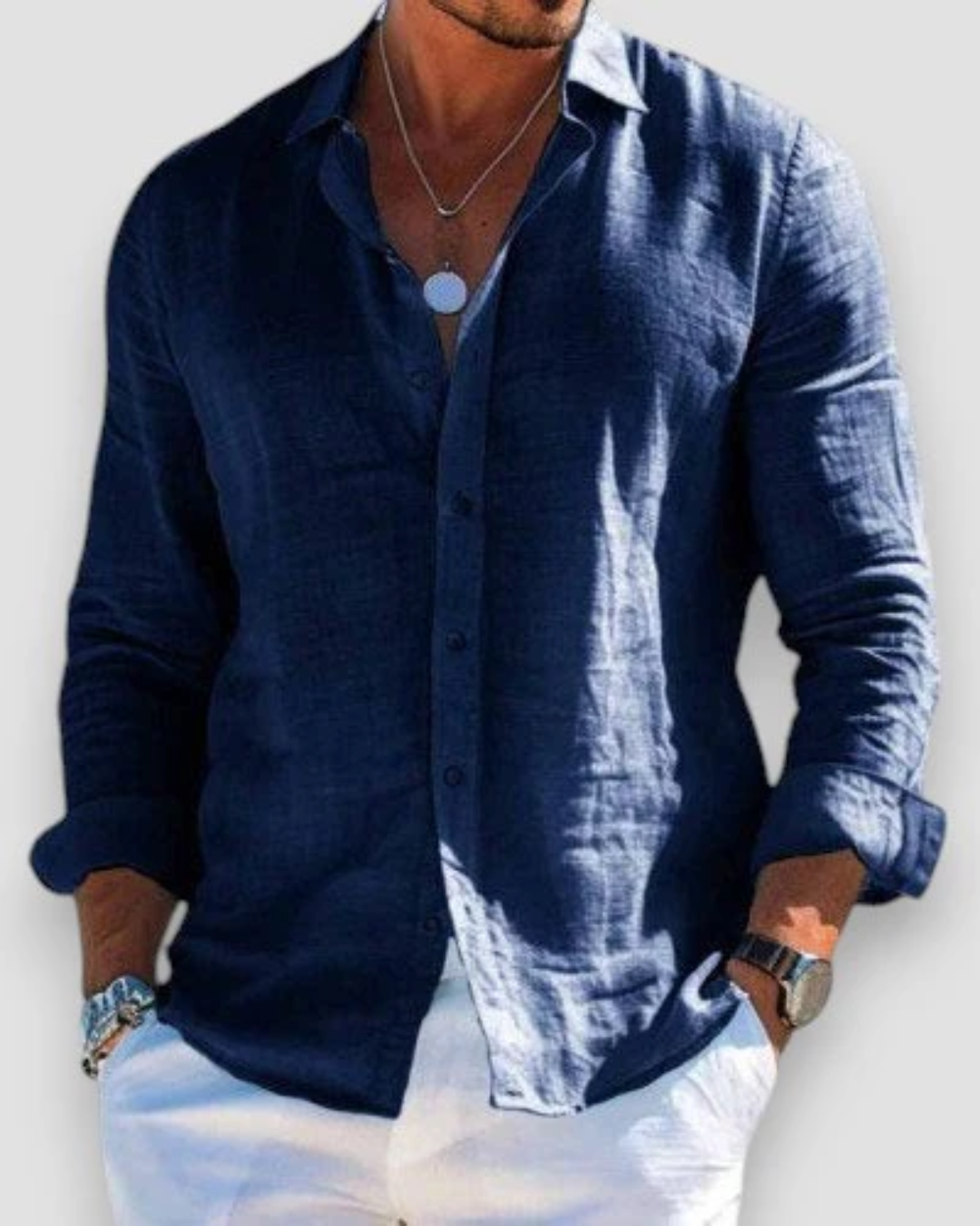 Chemise casual en lin pour homme à coupe ajustée, portée en tenue décontractée