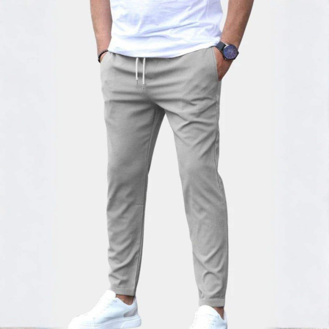 Pantalon extensible pour homme à coupe ajustée, présenté en plusieurs coloris