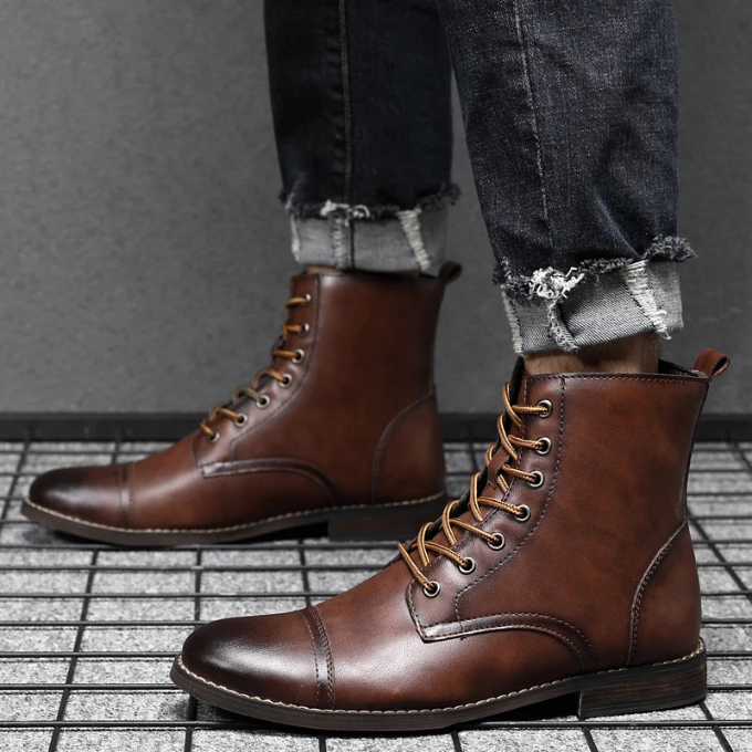 Bottines en cuir patiné pour homme aux coutures nettes et à la semelle robuste