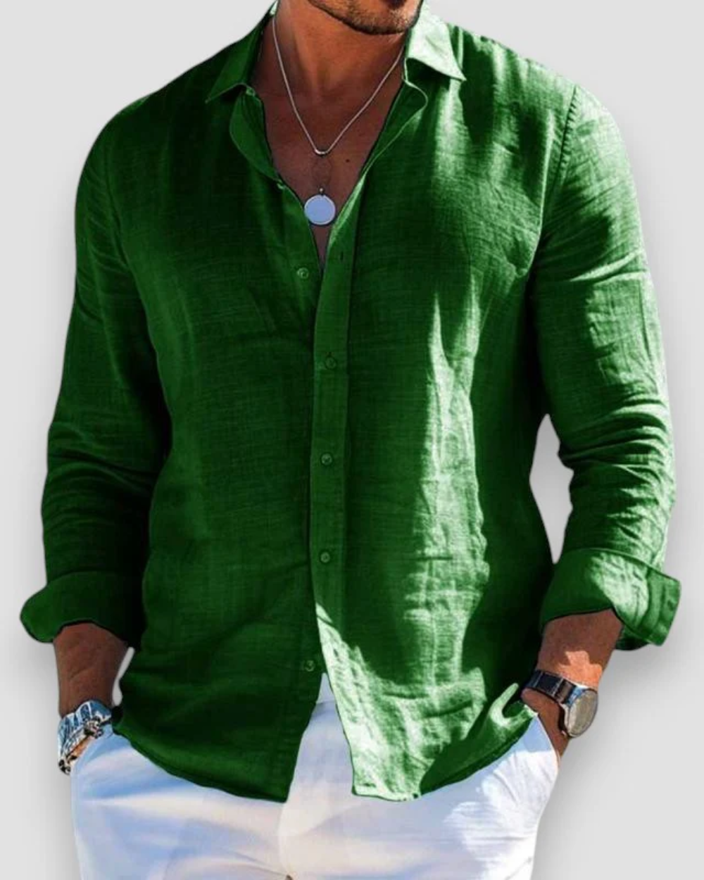 Chemise casual en lin pour homme à coupe ajustée, portée en tenue décontractée
