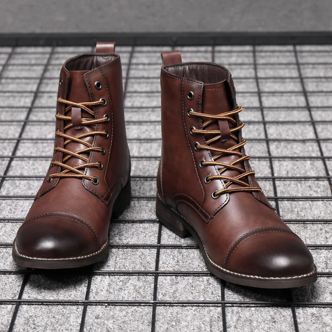 Bottines en cuir patiné pour homme aux coutures nettes et à la semelle robuste