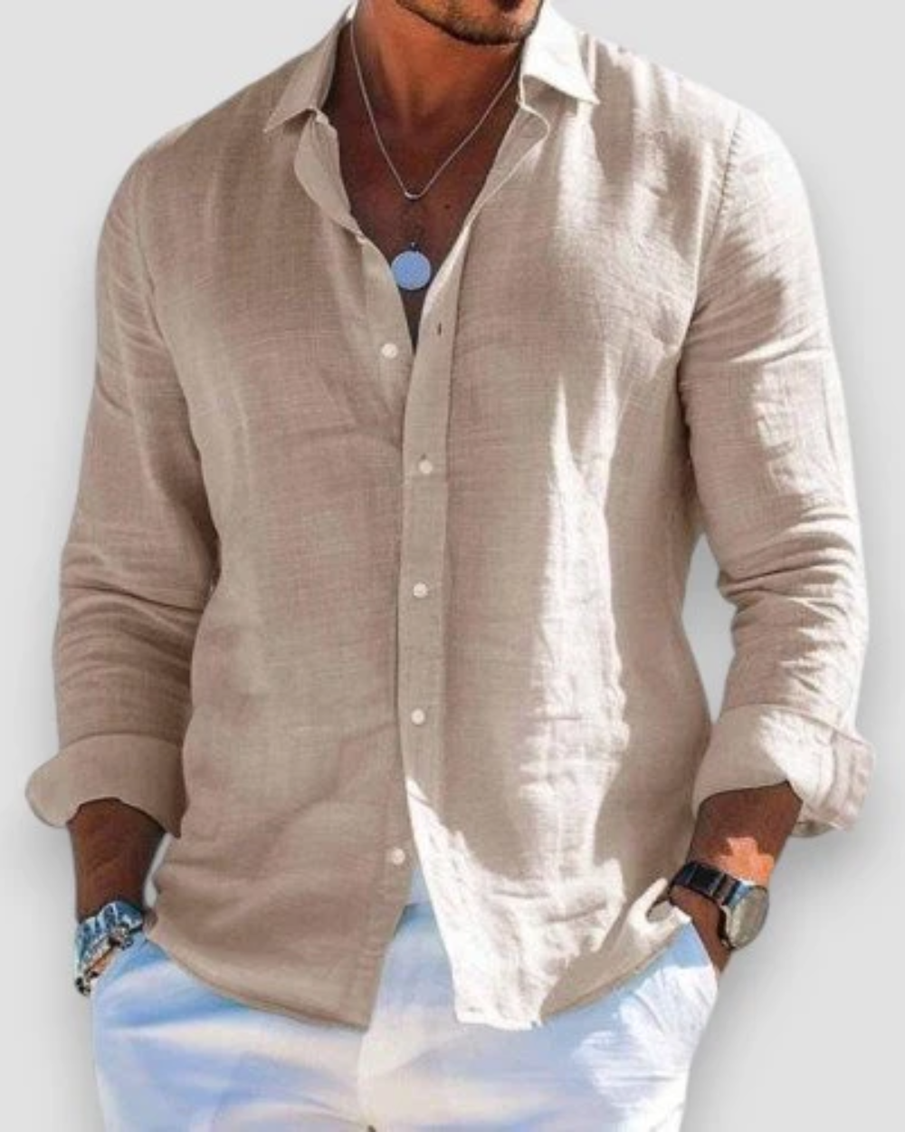 Chemise casual en lin pour homme à coupe ajustée, portée en tenue décontractée
