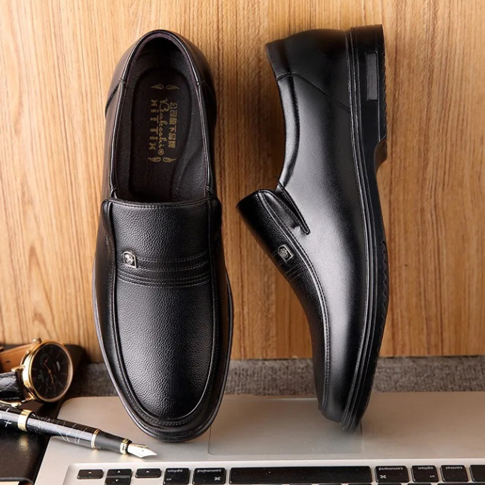 Mocassins en cuir véritable pour homme à enfiler, finition semi-brillante, coloris noir et marron