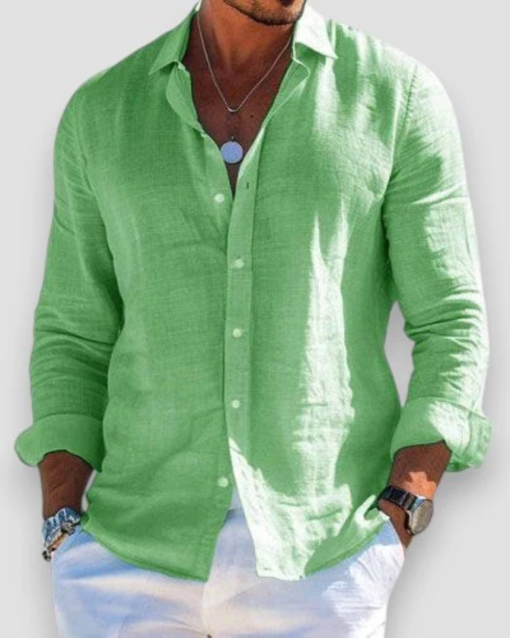 Chemise casual en lin pour homme à coupe ajustée, portée en tenue décontractée