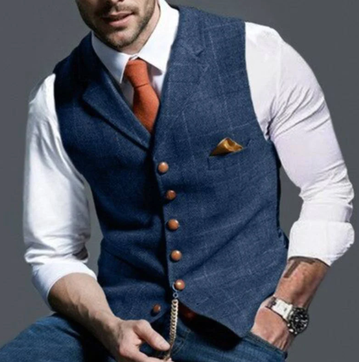 Gilet élégant pour homme à coupe structurée, porté en superposition