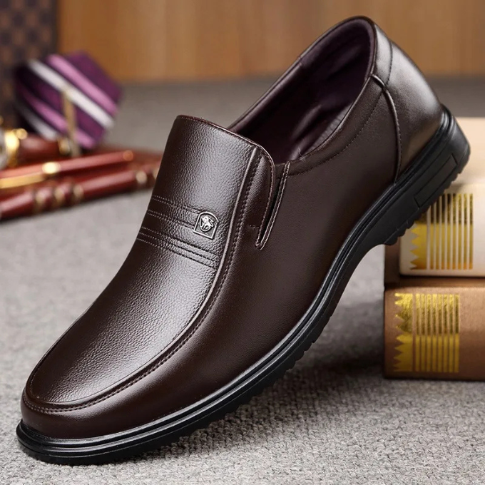 Mocassins en cuir véritable pour homme à enfiler, finition semi-brillante, coloris noir et marron