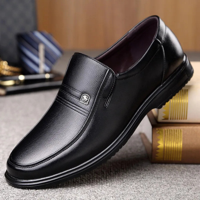 Mocassins en cuir véritable pour homme à enfiler, finition semi-brillante, coloris noir et marron