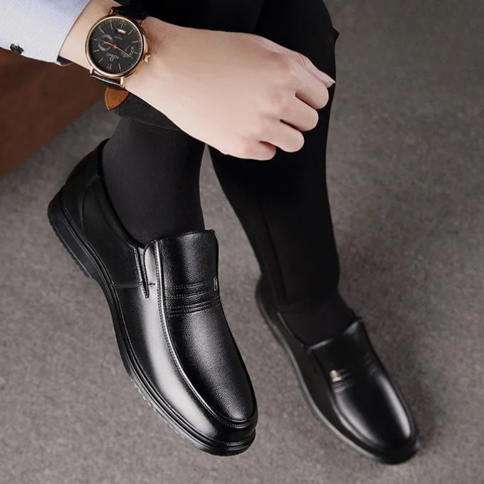 Mocassins en cuir véritable pour homme à enfiler, finition semi-brillante, coloris noir et marron