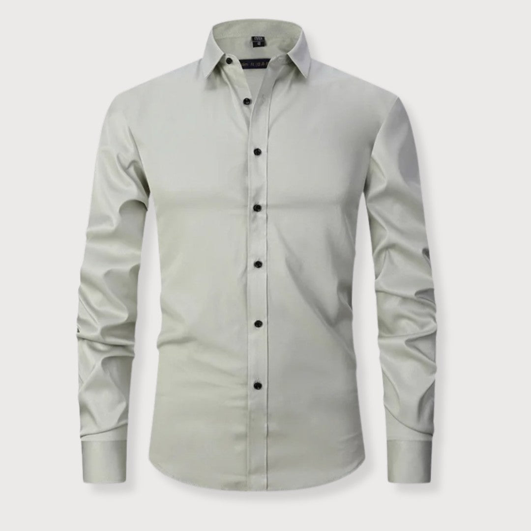Chemise homme coupe slim à la finition légèrement brillante, présentée à plat