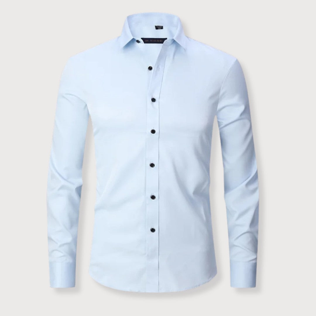 Chemise homme coupe slim à la finition légèrement brillante, présentée à plat