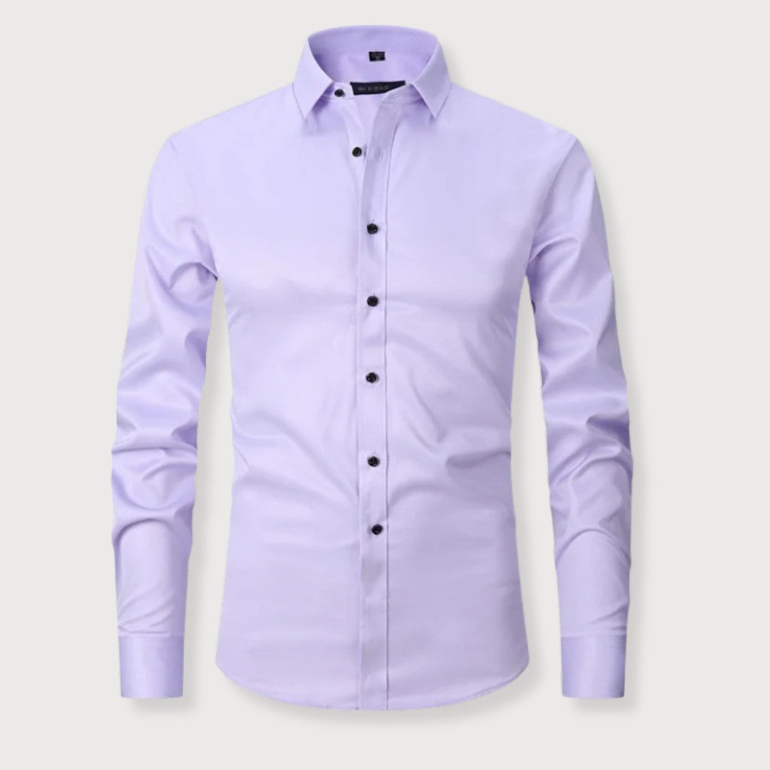 Chemise homme coupe slim à la finition légèrement brillante, présentée à plat
