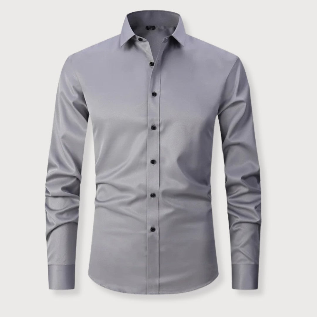 Chemise homme coupe slim à la finition légèrement brillante, présentée à plat