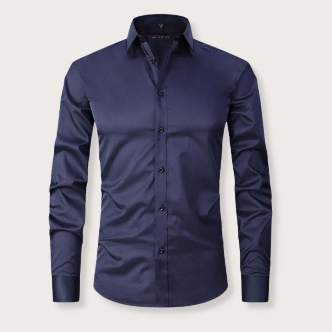 Chemise homme coupe slim à la finition légèrement brillante, présentée à plat