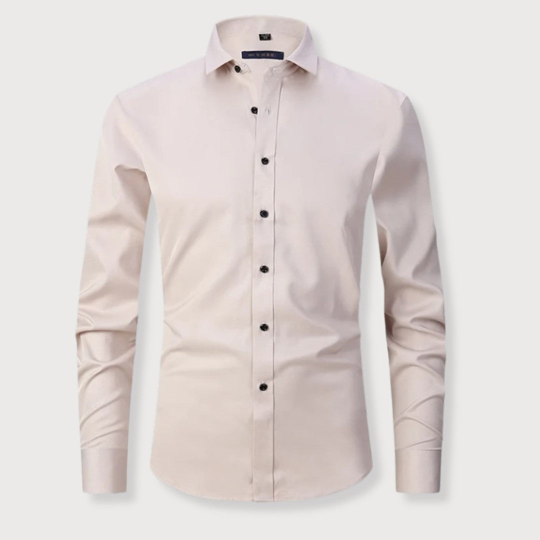 Chemise homme coupe slim à la finition légèrement brillante, présentée à plat