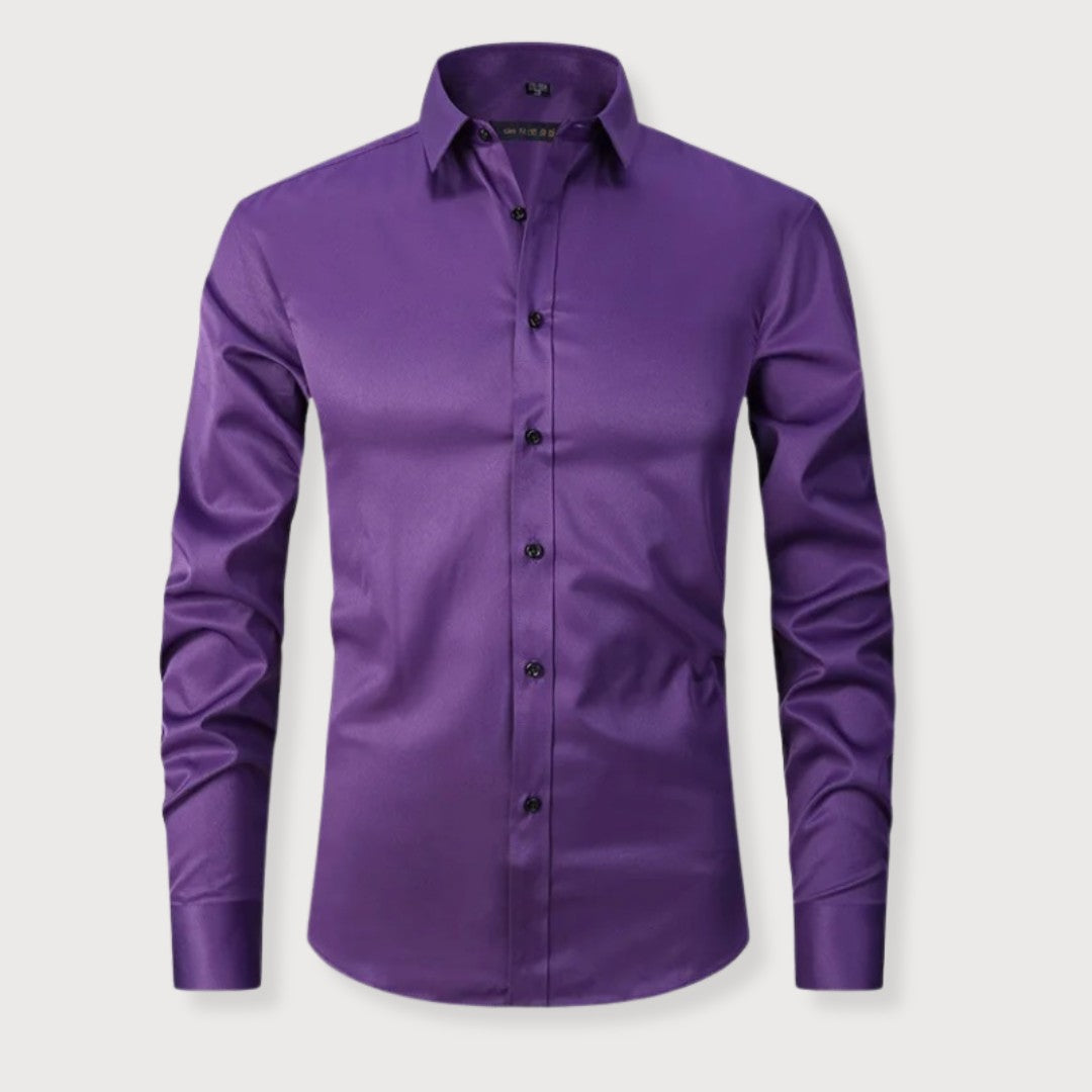 Chemise homme coupe slim à la finition légèrement brillante, présentée à plat