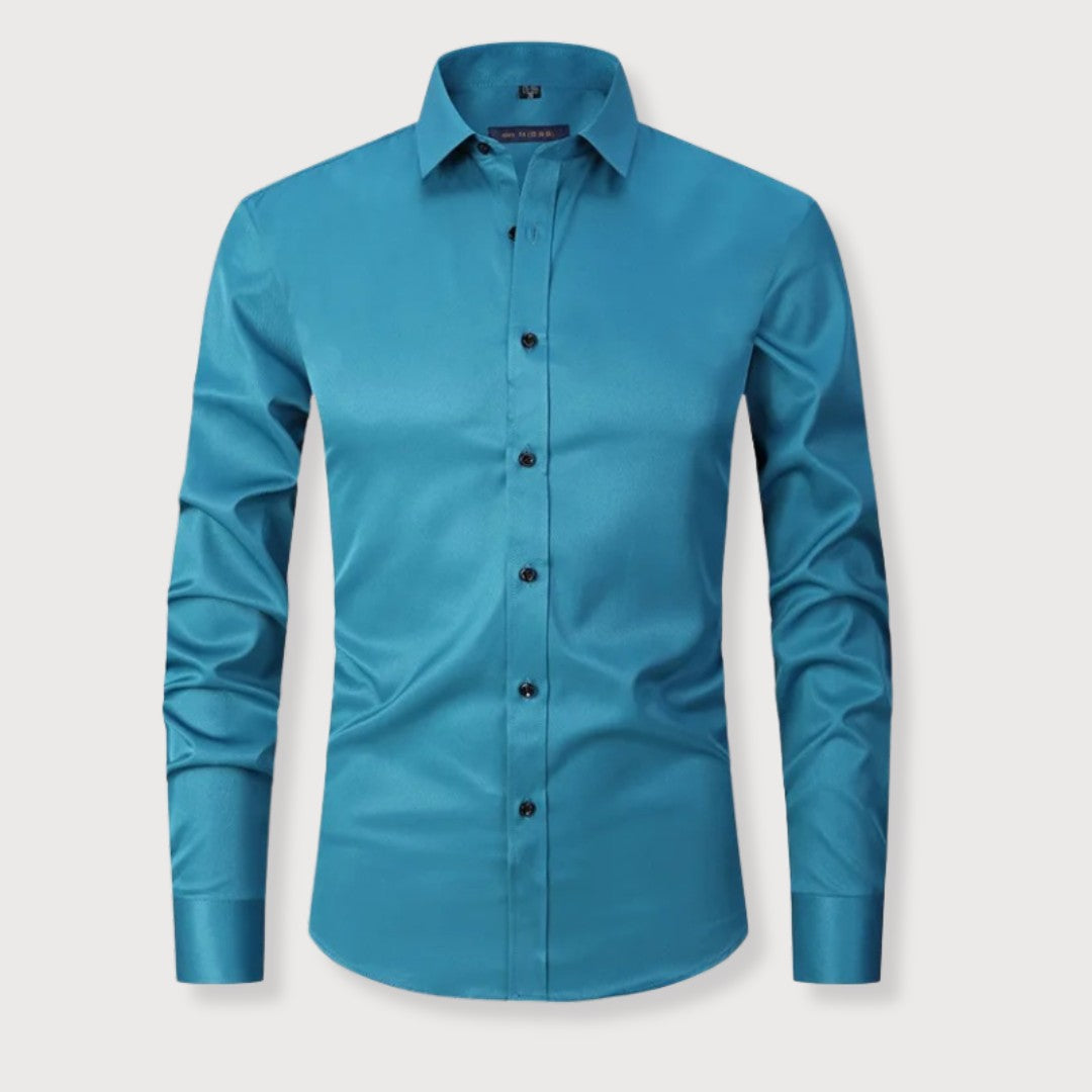 Chemise homme coupe slim à la finition légèrement brillante, présentée à plat