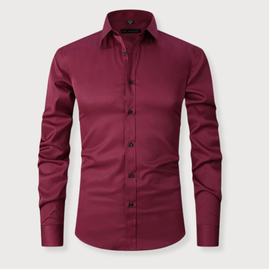 Chemise homme coupe slim à la finition légèrement brillante, présentée à plat