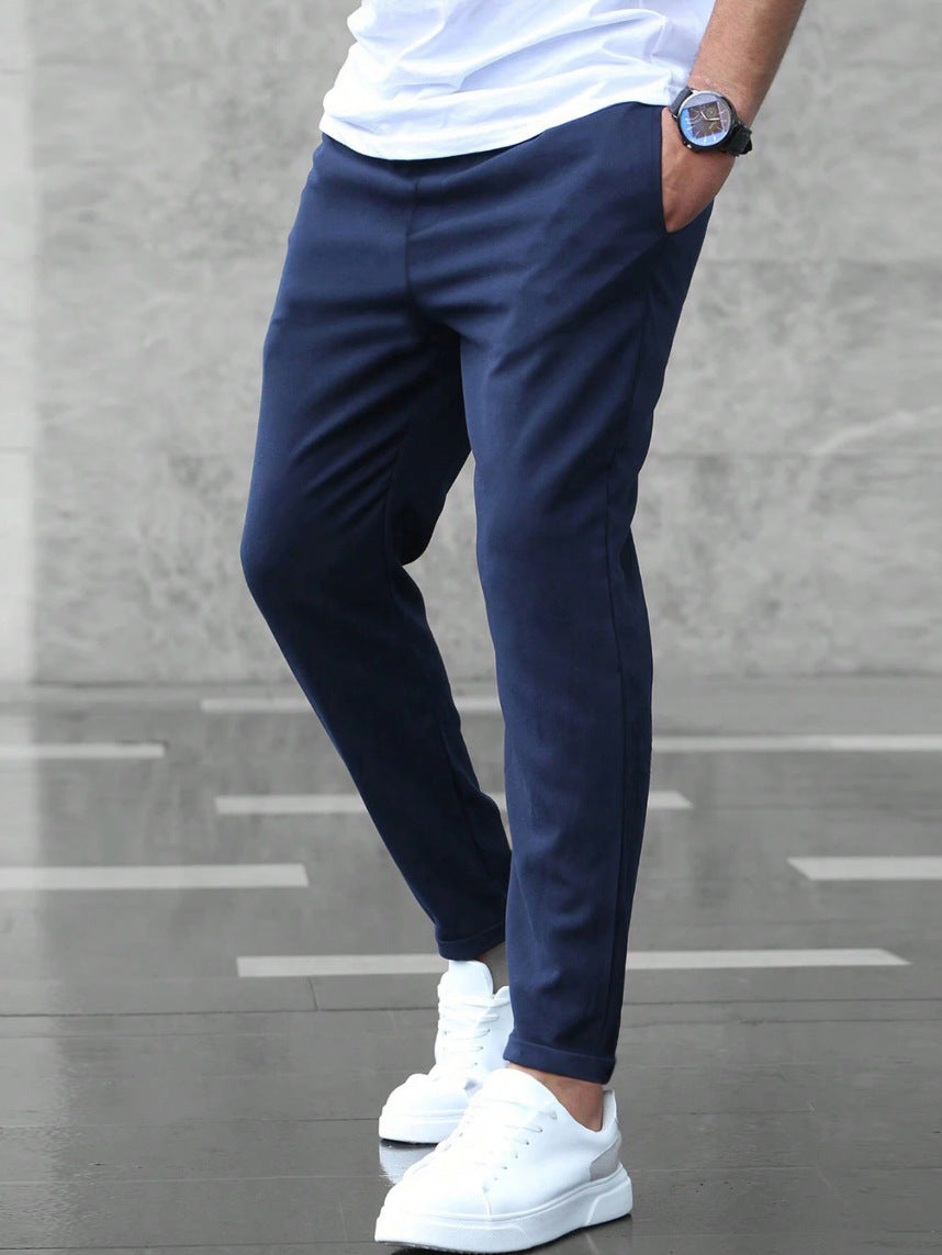 Pantalon extensible pour homme à coupe ajustée, présenté en plusieurs coloris