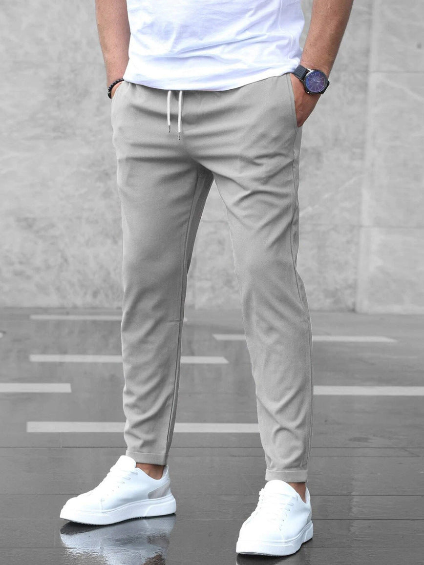 Pantalon extensible pour homme à coupe ajustée, présenté en plusieurs coloris