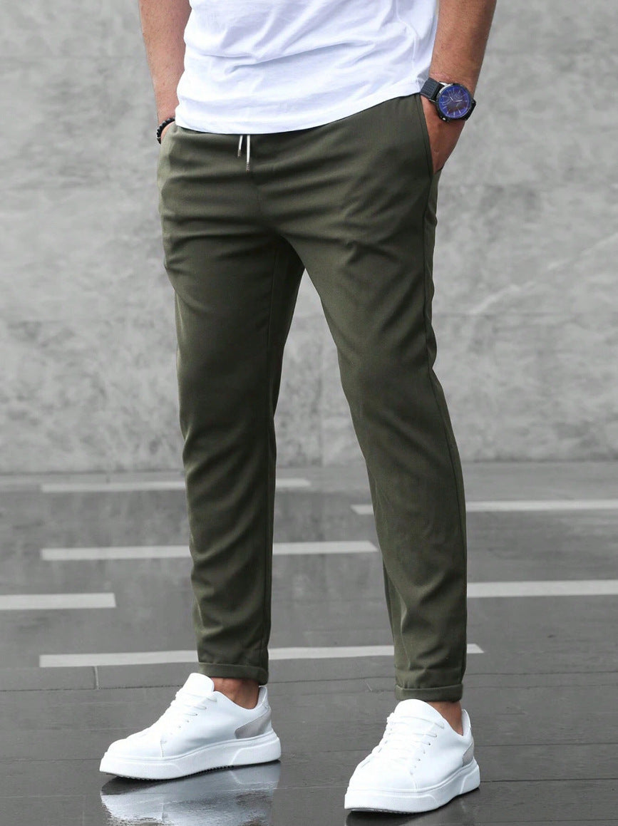 Pantalon extensible pour homme à coupe ajustée, présenté en plusieurs coloris