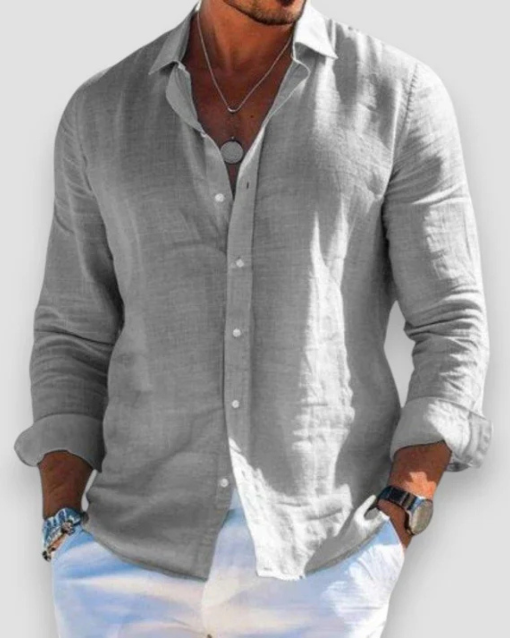 Chemise casual en lin pour homme à coupe ajustée, portée en tenue décontractée
