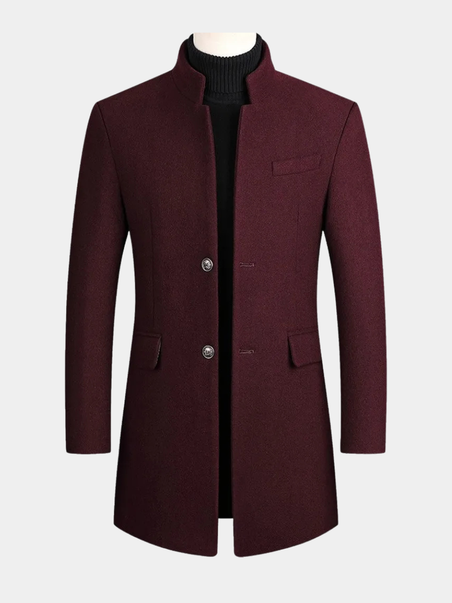 Manteau homme à coupe ajustée, lignes épurées, porté pour une allure élégante