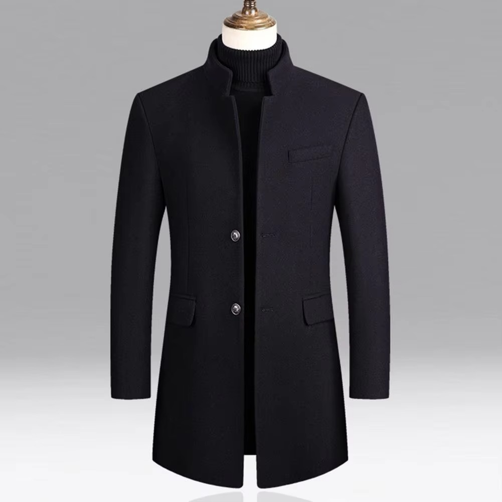 Manteau homme à coupe ajustée, lignes épurées, porté pour une allure élégante
