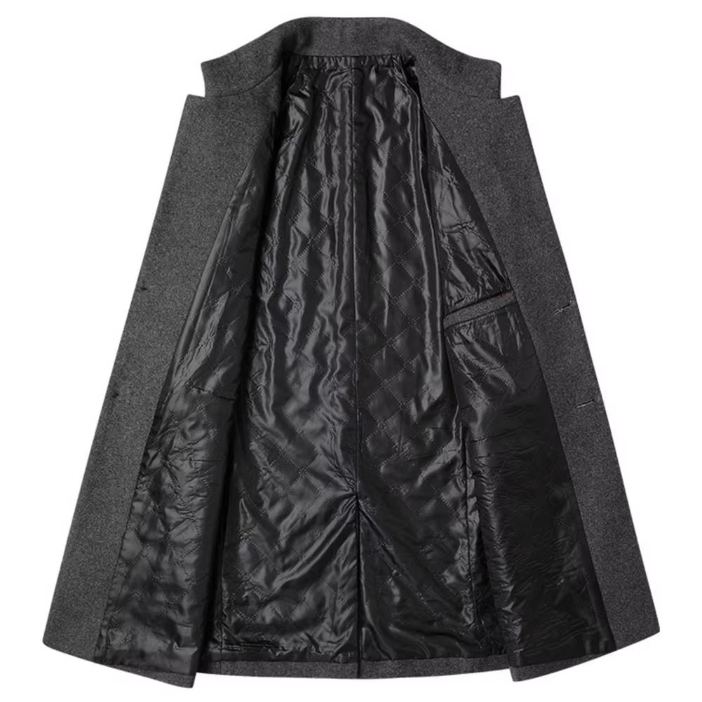 Manteau homme à coupe ajustée, lignes épurées, porté pour une allure élégante