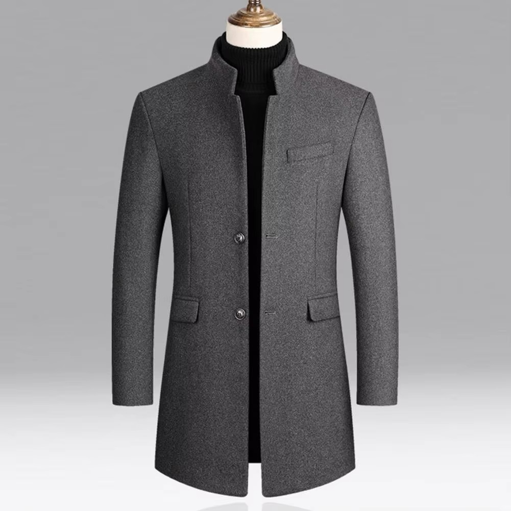 Manteau homme à coupe ajustée, lignes épurées, porté pour une allure élégante