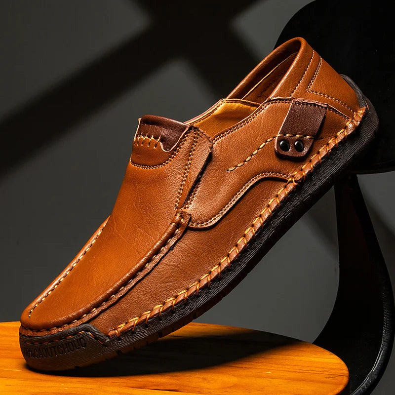 Mocassins en cuir pour homme à la finition polie, disponibles en marron et noir
