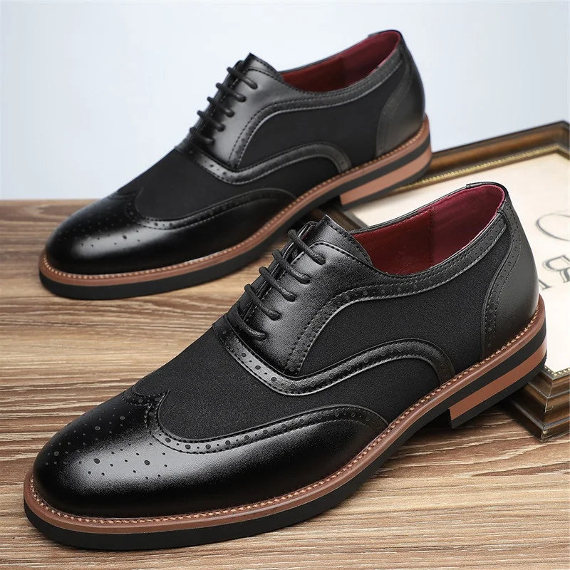 Brogues en cuir poli et suède à bout pointu avec détails de broderie pour homme